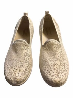 Women’s sketchers Cream Lace Slip-On Sneakers size (7)